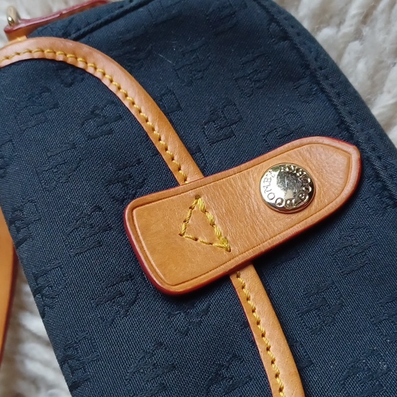 Dooney and Bourke wristlet - Picture 2 of 14